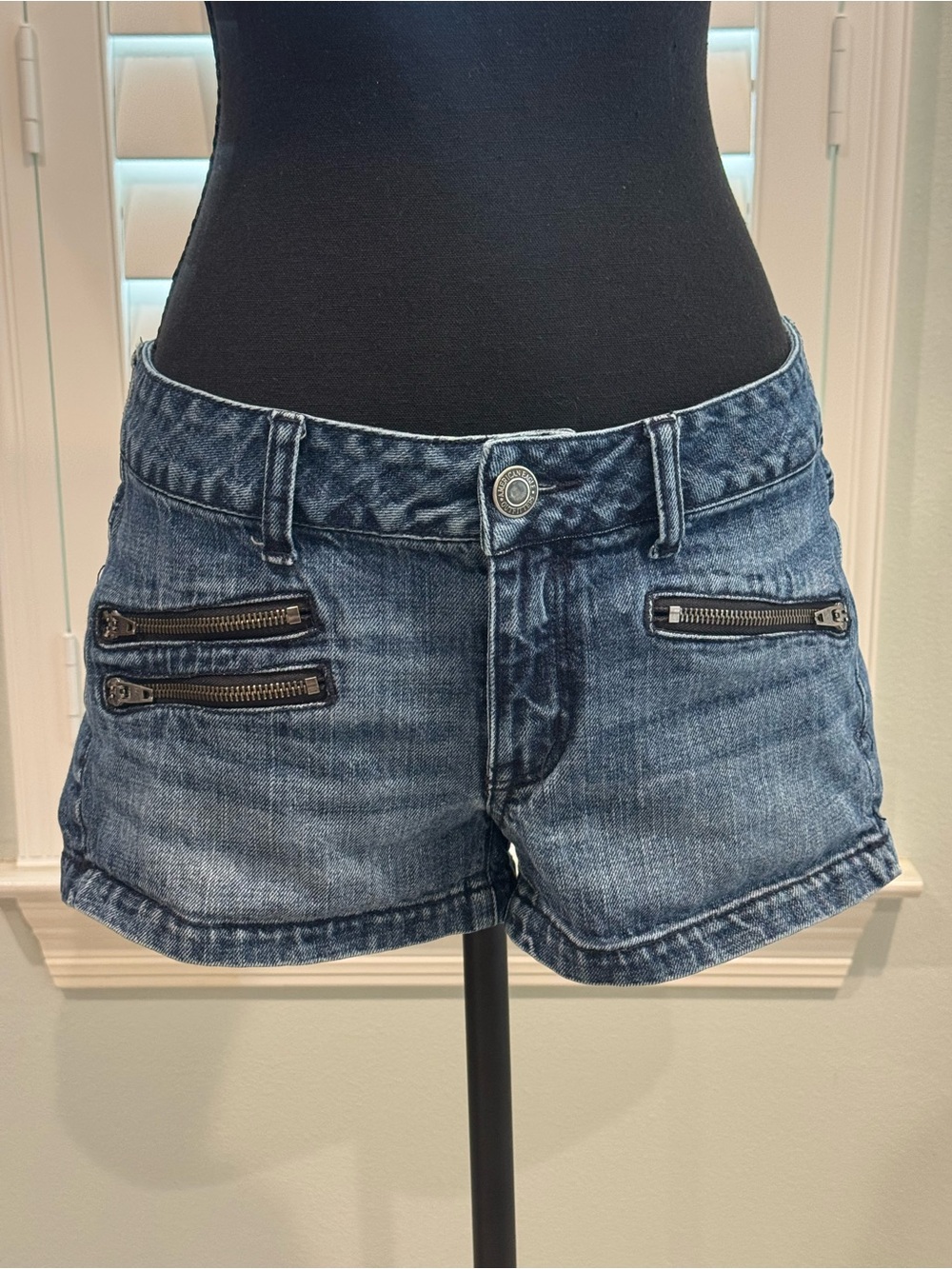 VTG Y2K American Eagle Outfitters Distressed Blue Denim Zip-Front Women's Shorts